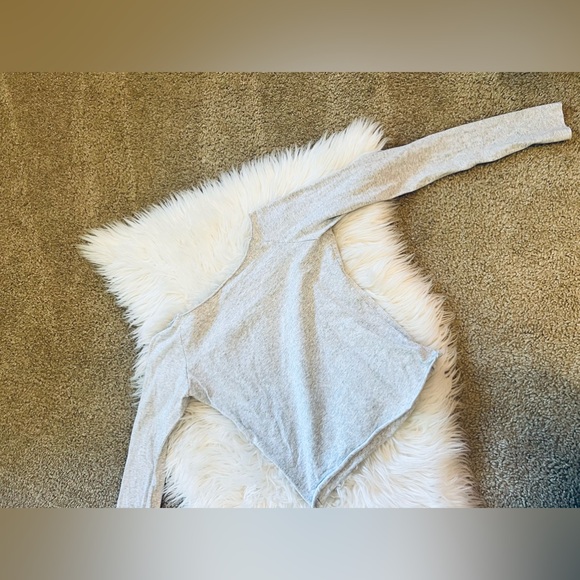 Brandy Melville 🇺🇸Gray long sleeve wide shoulder top - Picture 9 of 11